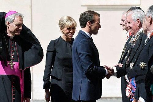 65岁法国第一夫人:盘起乱发惊艳逆袭，难怪马克龙对她如此着迷!