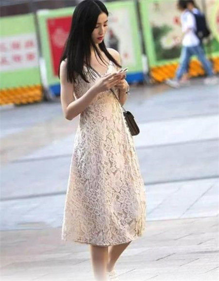 蕾丝■街拍:长发披肩小姐姐,身穿米色蕾丝连衣裙,很有女人味