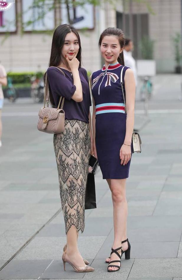 街拍：小姐姐薄纱长裙，肉丝袜马上GET什么叫大长腿