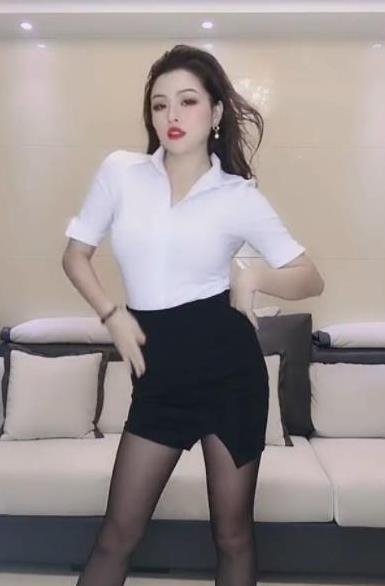  【女性】街拍：公司的丰腴女经理，这种身材类型你们打几分？