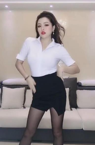 【女性】街拍:公司的丰腴女经理,这种身材类型你们打几分?