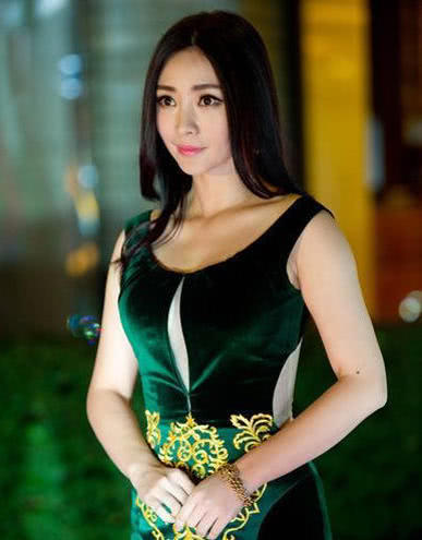 裙子中间开条缝，柳岩穿衣越来越有品位了，吸引力爆棚！