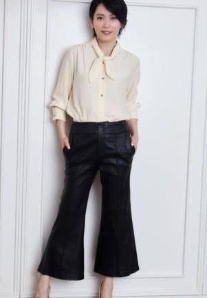 俞飞鸿裸色上衣搭配黑色阔腿裤,造型简单尽显优雅,气质给满分!