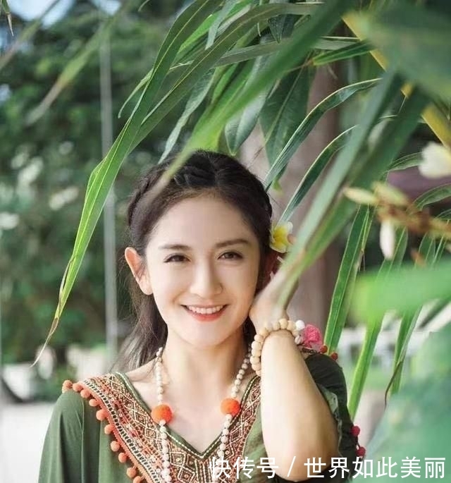 「 花裙子」但却活出了真实的自信、美好精致，谢娜虽然一直徘徊在争议的边沿