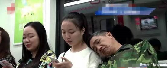 农民工大叔地铁上靠女孩肩膀睡着，她的一个动作让众人钦佩不已！