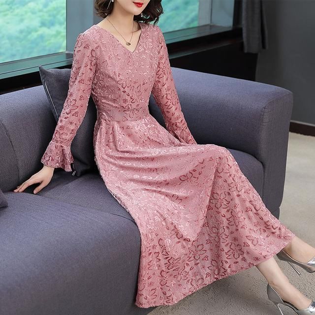 女人如若过52，穿这比旗袍还美的薄秋裙，虽小贵，但真的超迷人