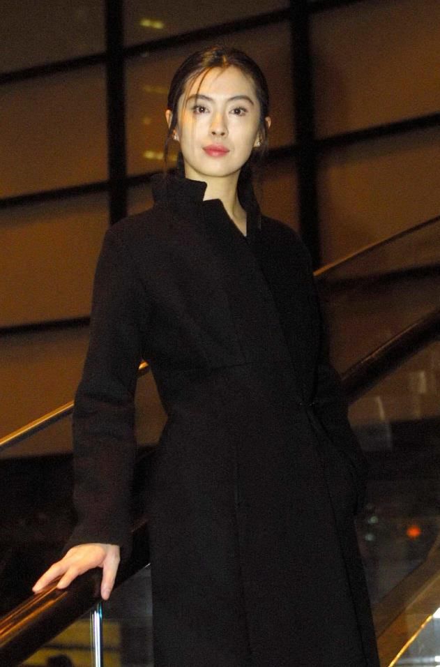 不老女神王祖贤半身照:紧身连衣裙显瘦，眼角皱纹却差强人意