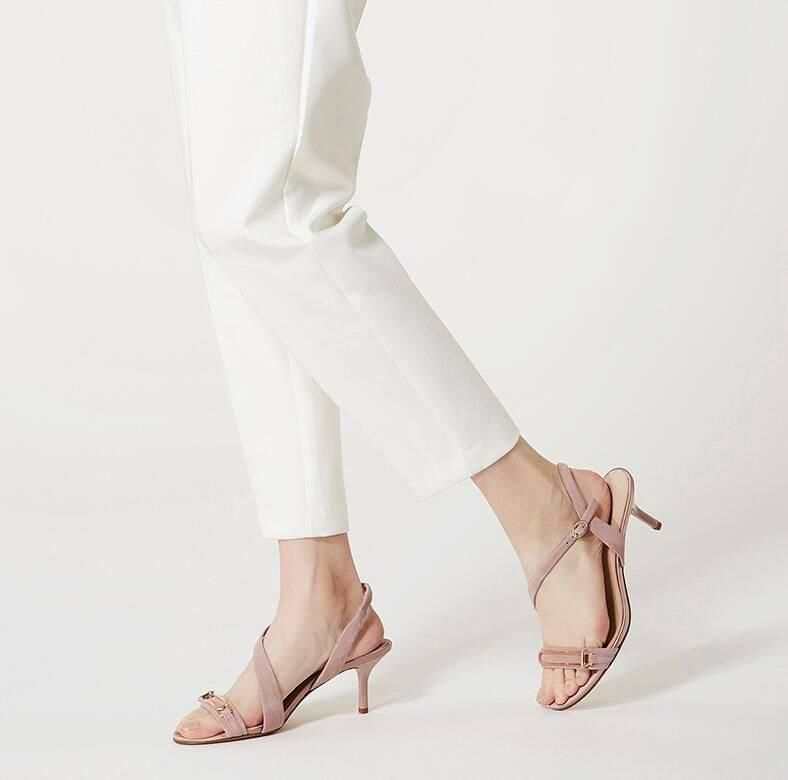 简约一字带高跟鞋成为街头焦点，细高跟拉高身线比例