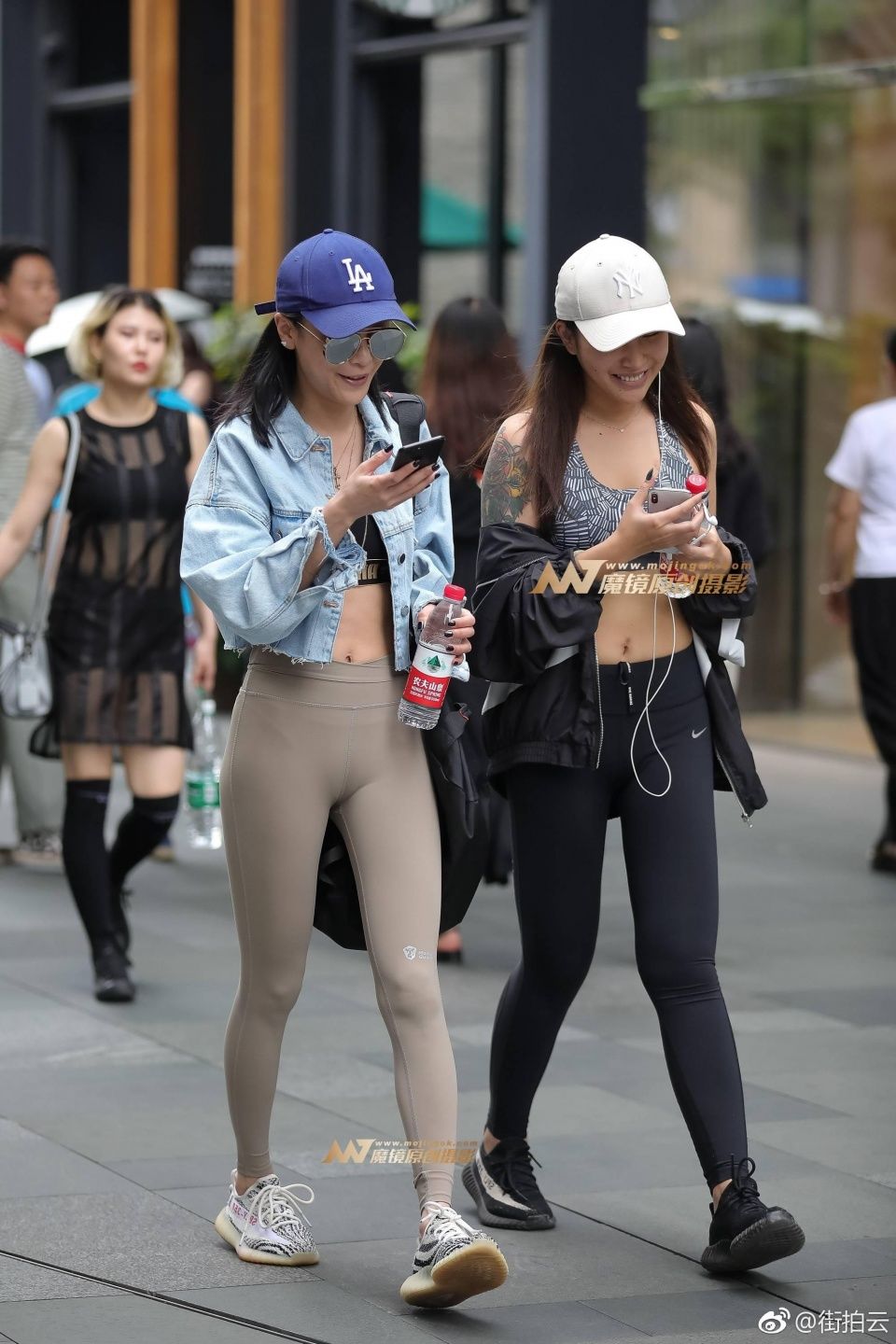 一点点街拍:小姐姐丰满的身材穿瑜伽裤很性感,穿个外套不热吗?