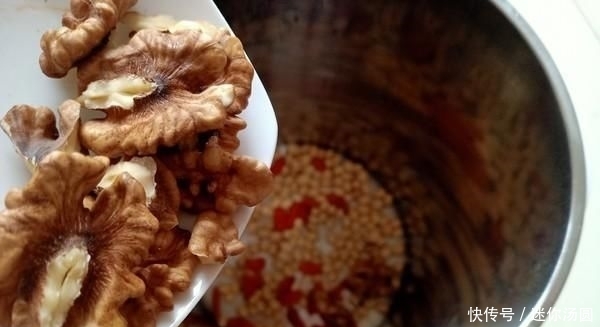  褐色■它是“天然美白水”，坚持喝一月，早晚一杯，皮肤好到人人夸！