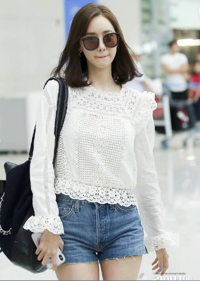 168林允儿和166周洁琼同穿短裤，网友:筷子腿和锥子腿的差距