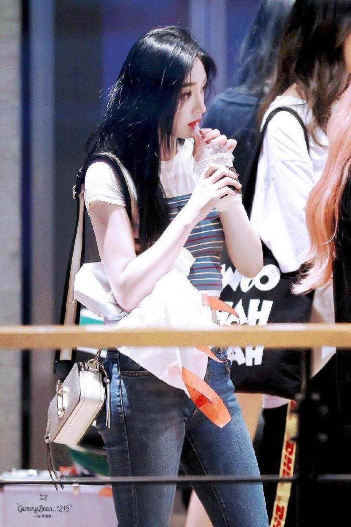 19岁周洁琼真大胆, 裙子全靠“两根绳子”撑着, 断了可就尴尬了!