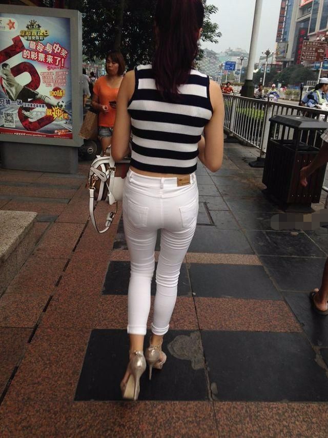 白色修身裤和白色宽松裤子的搭配效果,有没有强弱之分?