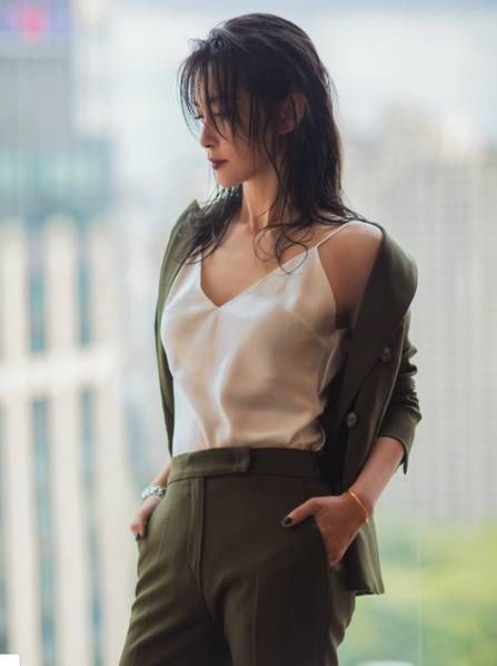 李冰冰湿发美照妩媚撩人 妆容精致大秀玲珑曲线