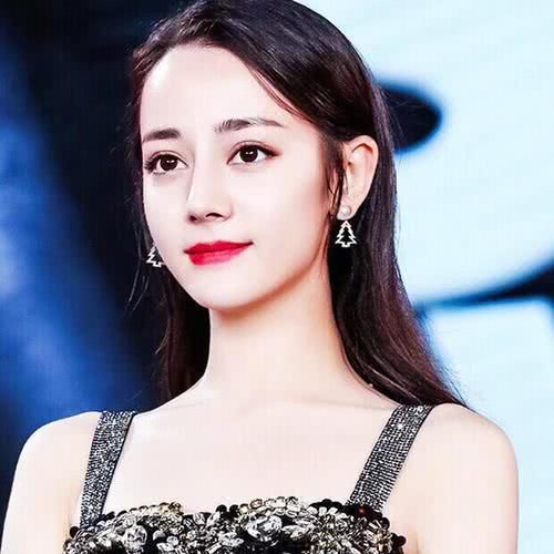  『女人』50岁的女人想要散发高级贵妇感，最好少戴黄金，建议佩戴这三种！