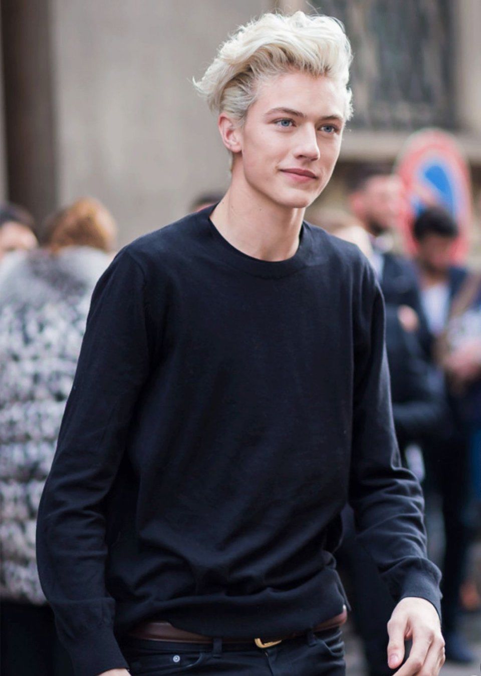 看热闹 | 这些人跑到黄浦江边比谁钻石大，你猜比伯嫂的排第几?