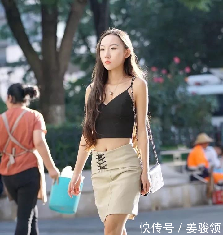 街拍，长直发女神穿吊带配包臀裙，好身材显露无疑，性感有魅力