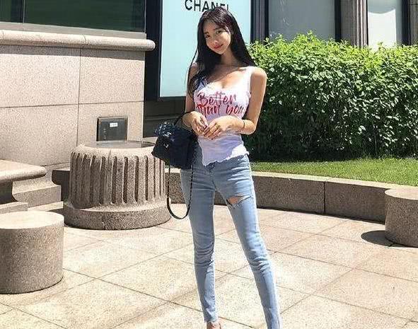 街拍:吊带装小姐姐,展现女性惬意独特的迷人曲线,十分好看!