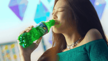一款饮料掀起绿色海洋风，满屏都是韩国女神，李成敏最迷人