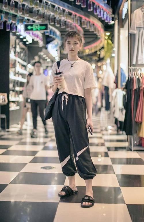  「轻松」街拍时尚潮人穿搭，暗色的情侣装高级冷艳感，黑白休闲风轻松时髦