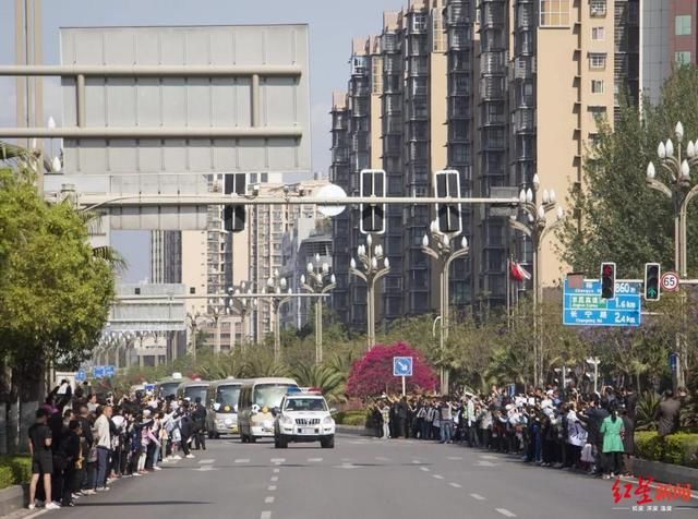 最后看一眼故乡！烈士张浩回家，西昌数万群众迎接