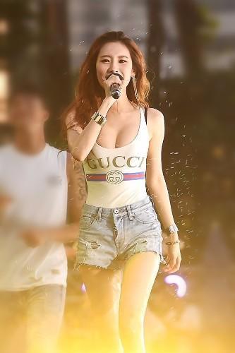 听说过内衣外穿，头回见泳衣外穿的，韩国第一腿让我们涨见识了。