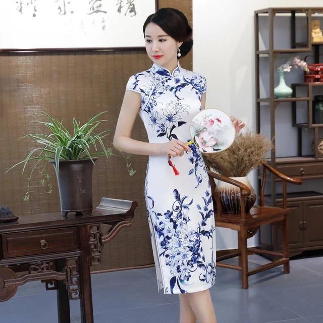 静美青花瓷水嫩旗袍，穿出卓尔不群的高贵旗袍女子