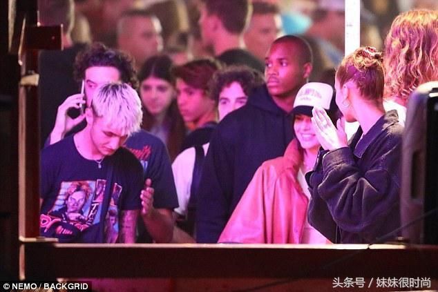 肯达尔詹娜戴棒球帽穿休闲装亮相，不惧分手传闻，笑得非常灿烂！