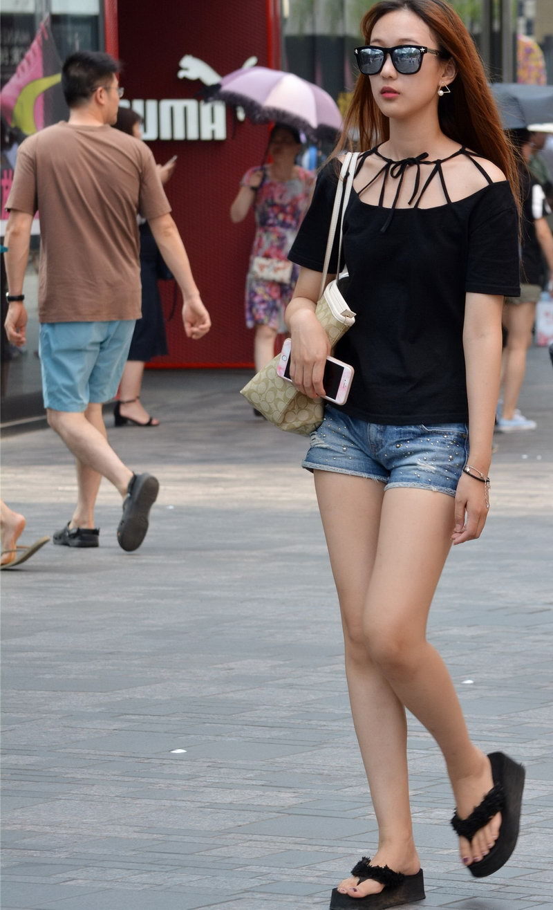 街拍：高挑时尚苗条个性的小姐姐，散发出浓郁的女人味！ ?