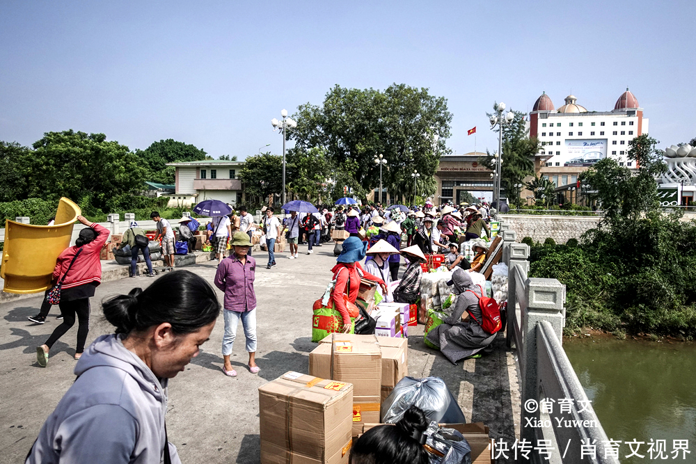 中越交界的东兴口岸，越南妇女把中国货品拆散运出，像蚂蚁搬家