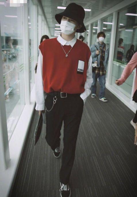 当红男星走机场谁丑谁尴尬张艺兴、蔡徐坤、易烊千玺、王俊凯