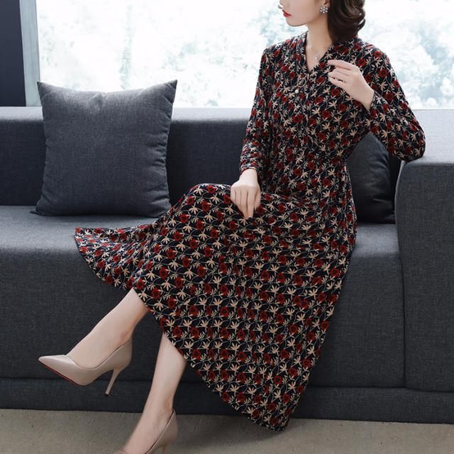 不得不讲：51岁小姨太时髦！尤其穿这印花裙，简直美得不得了