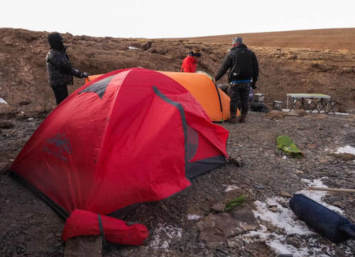 在无人区自驾时，为什么千万别睡在车里？老司机“偷偷”分享经验