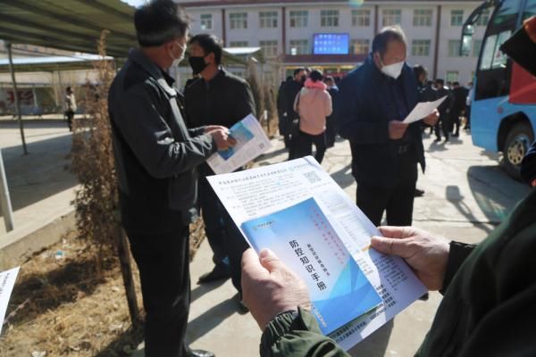  首发@甘肃山丹首发“劳务专车” 106名务工人员返岗就业