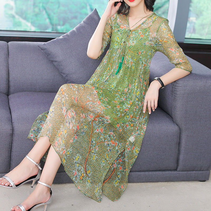 33-45岁女人穿高贵蚕丝裙，上身风韵优雅，美得路人三回头