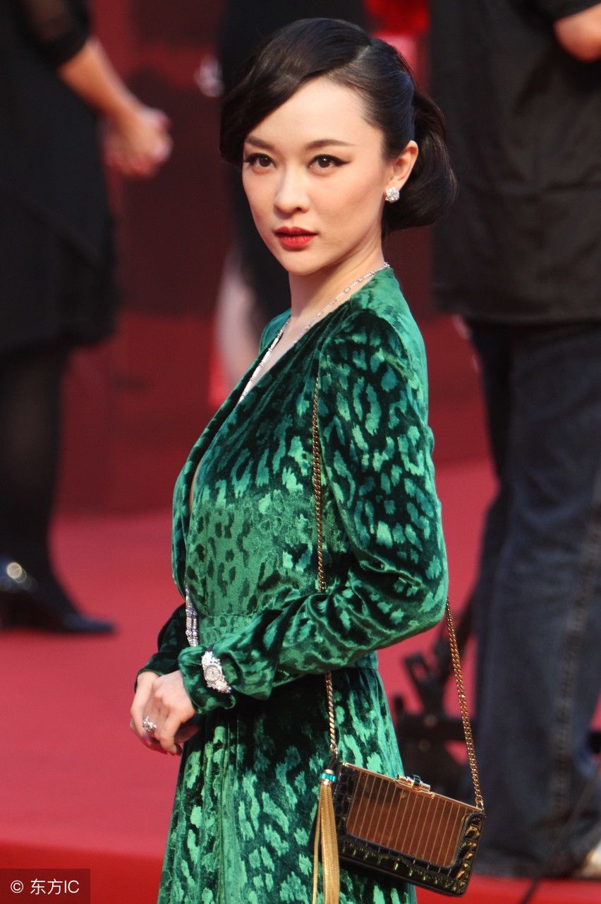 霍思燕绿色深V长裙惊艳亮相，领口炸开了，尴尬用手捂住胸口