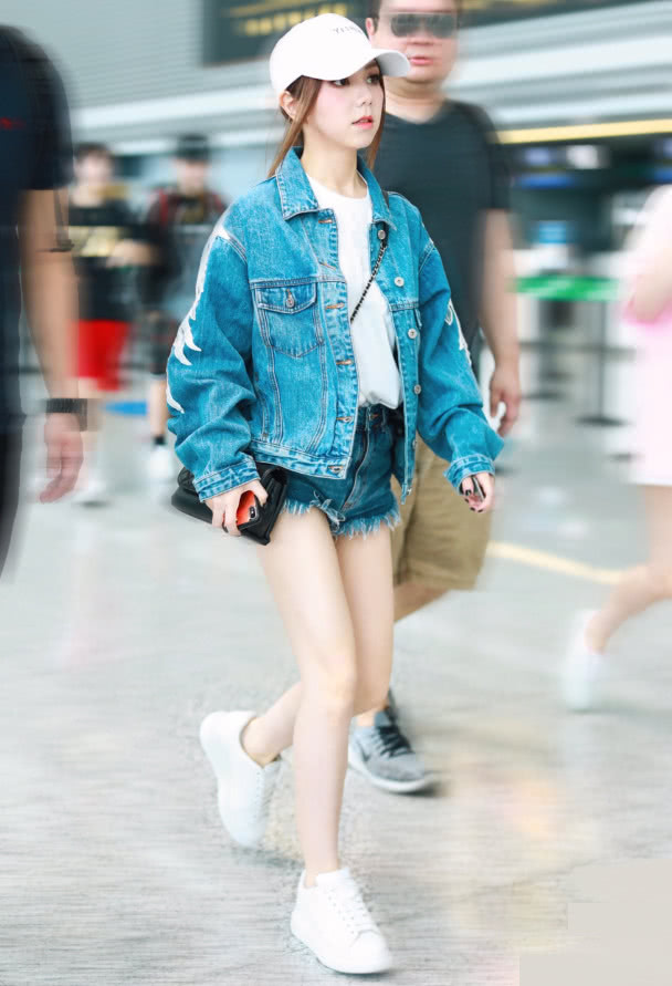 世上没有丑女人，只有胖女人，邓紫棋瘦后丢掉皮裤成“圆规腿”！