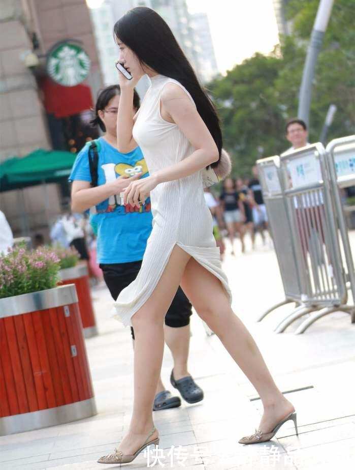 街拍: 皮肤白皙的女神, 紧身白裙很好看