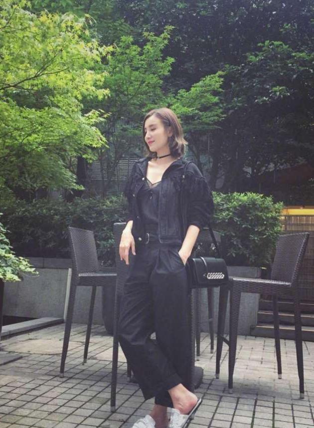 宋佳不愧是时尚教科书, 秋天这么穿那叫个美 读者: 就是脸有点大