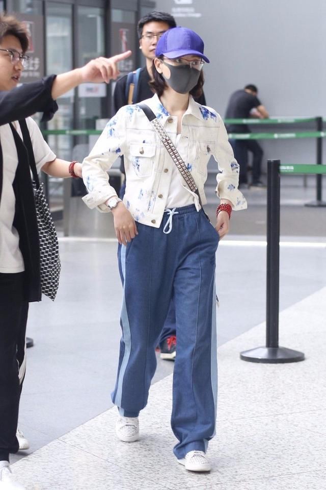 41岁陈数现身机场，腿短腰粗现原形，网友：女神你还是穿裙子吧