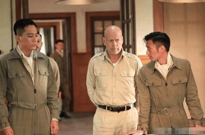 刘震云谎言被揭穿，铲屎官怒了，网友:跟冯小刚没区别