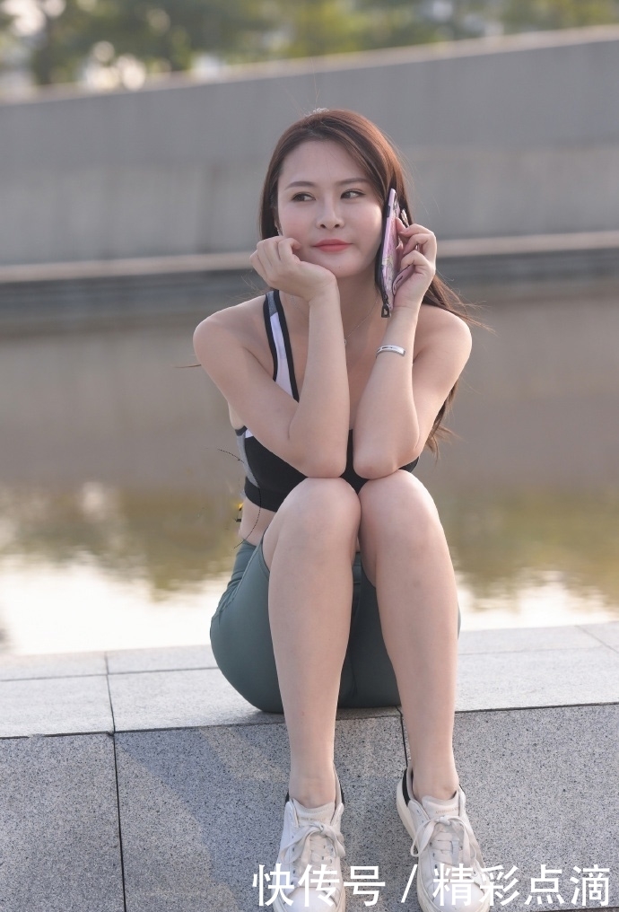 「身穿」小姐姐现身某步行街,身穿运动背心搭配短裤,让人眼前一亮