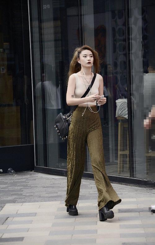 北京街拍:女孩这样穿衣搭配个性又很酷