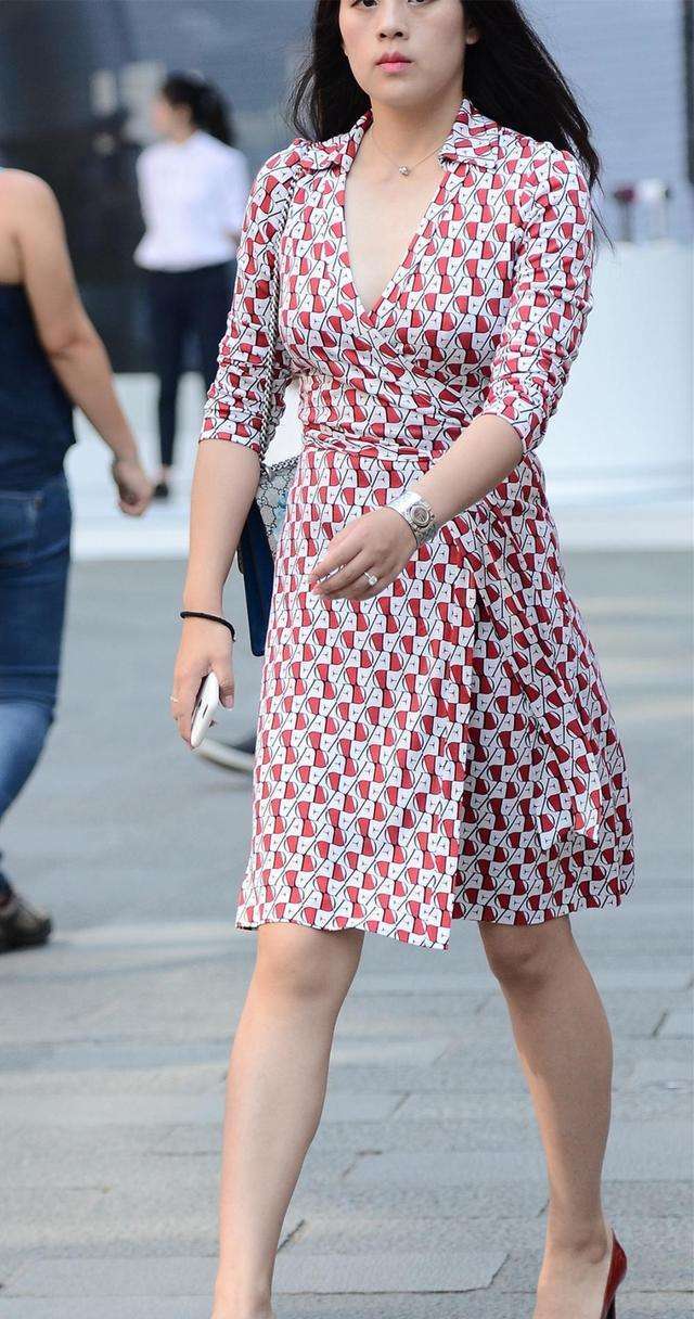 路人街拍 城市广场上的小姐姐，大长腿小包臀恰到好处