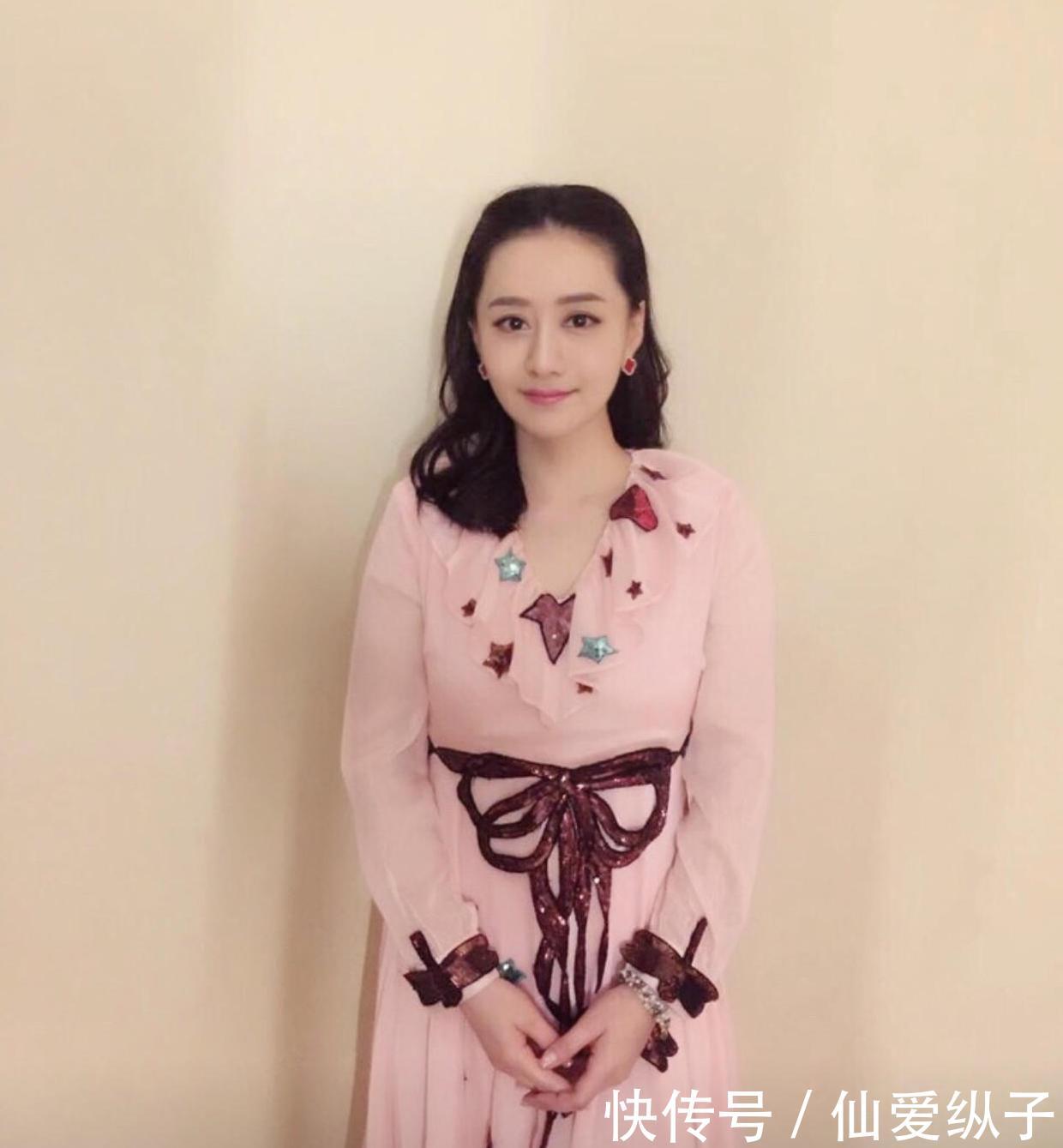 加上:陈德容真会穿,白色连衣裙加上刺绣,让裙子看起来更加精致大气