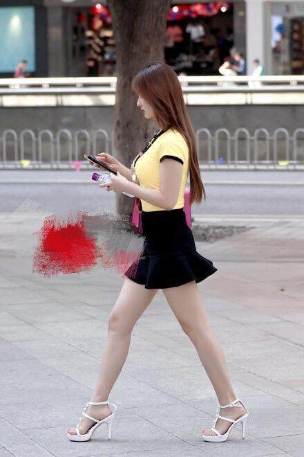 广东街拍: 紧身衣让火爆身材呼之欲出, 多少人被图六小姐姐迷住