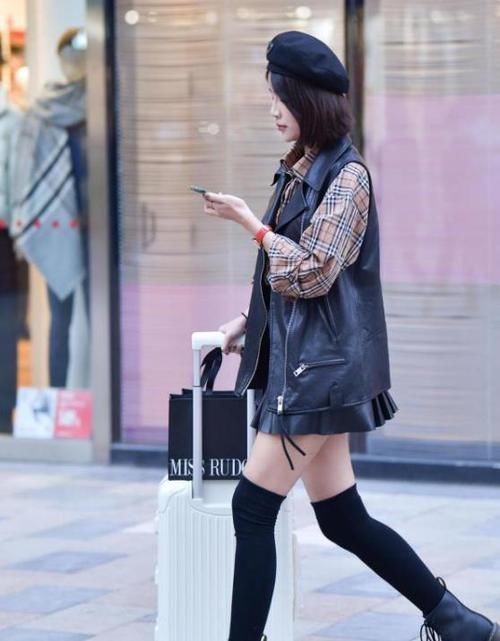  美女：街拍：身材高挑的美女，一件黑色上衣配棕色裤子，时尚活力气质