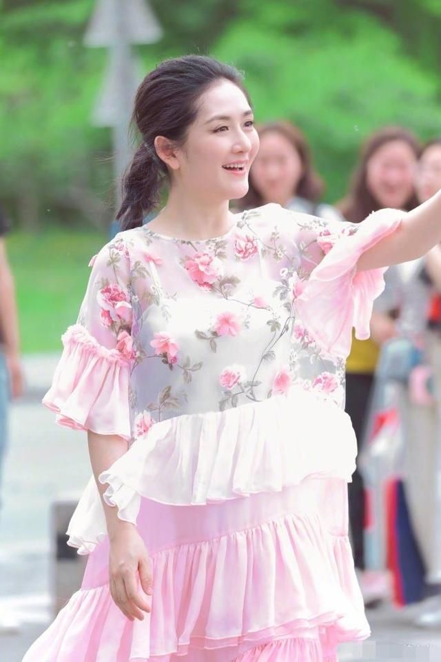 谢娜穿对衣服太美了，粉色薄纱裙超养眼，网友:不愧是太阳女神