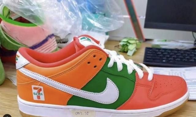 『打折』NIKE DUNK & 7-11联名了？穿上这双鞋去7-11能打折吗？