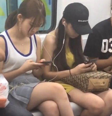 街拍，姜黄色短裤美女，被拍害羞了，默默走掉！